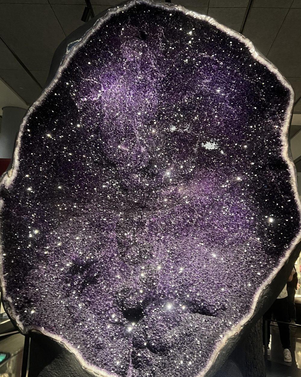 巴西紫晶洞切片，晶簇细密、颜色浓郁
